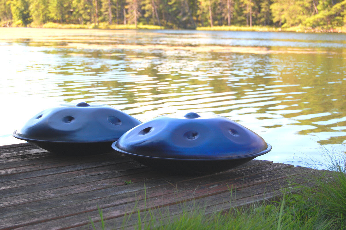 Когда на сцену выходит оркестр, глаза загораются от обилия той абсолютной магии, которая сейчас будет твориться. Вы когда-нибудь задумывались, сколько магии в смычке скрипки? А в самой скрипке? А в рояле? Столько столетий формировались эти музыкальные инструменты, долгие века сочинялась великая музыка. И вот сейчас она прозвучит, прямо у вас на глазах эти люди поднимут смычки, поставят пальцы на клапаны флейт… Затаите дыхание: это не запись, это не электронно-зафиксированные свидетельства жизни. Это сама жизнь, рождающаяся в звуках прямо при Вас.
