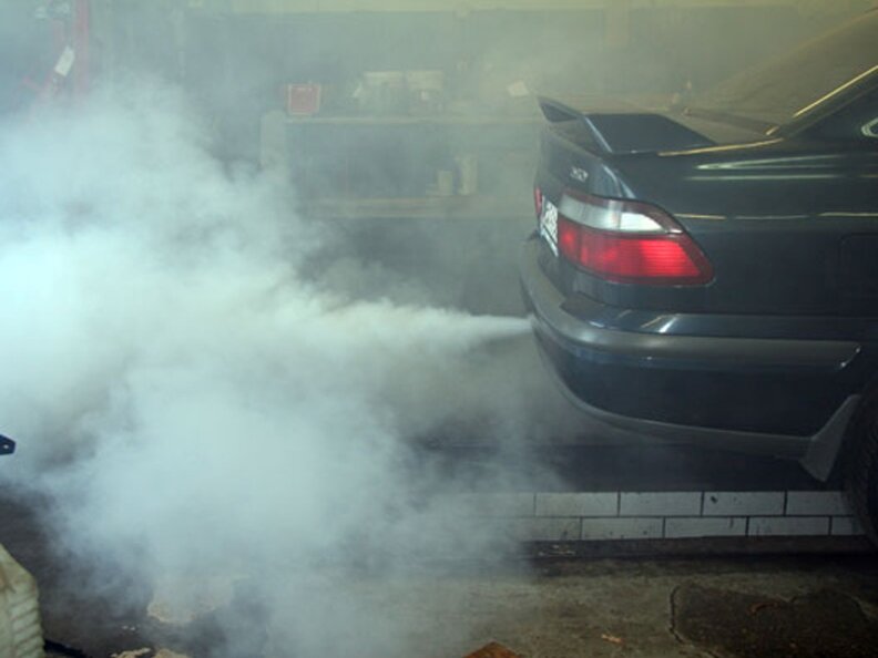 Почему машина дымит белым дымом: причины и решения