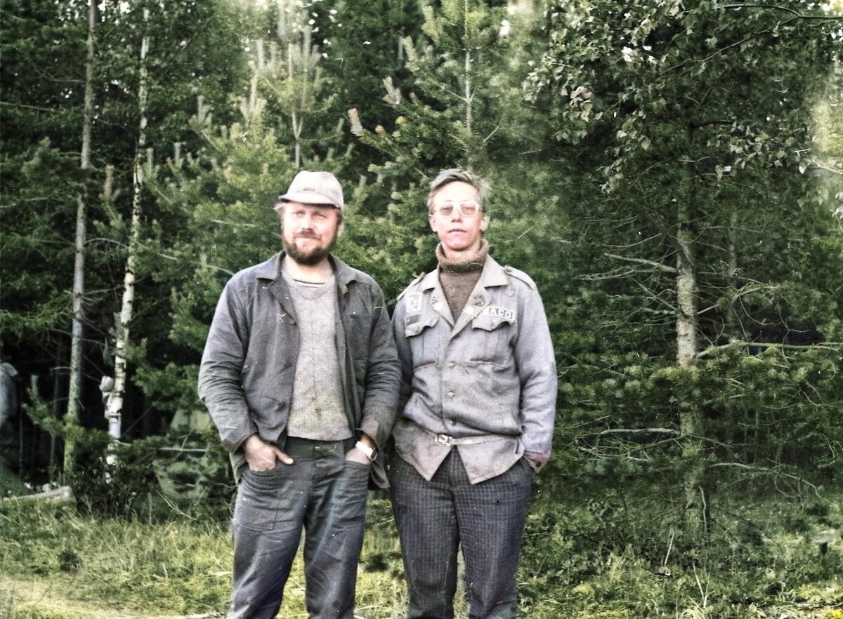 Справа - я. Слева - капитан  МРБ. Фото моего напарника со мной не сохранилось. 