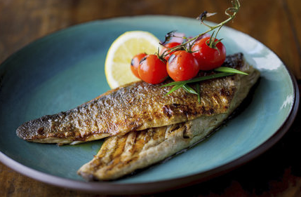 Обжаренная форель, можно есть ее и в таком виде)