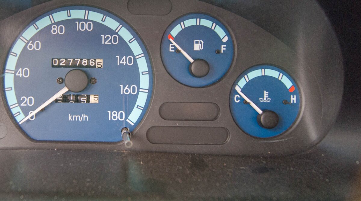 В современных легковых авто солярка не используется: либо бензин, либо дизель. Ну, и еще газ с электричеством есть...