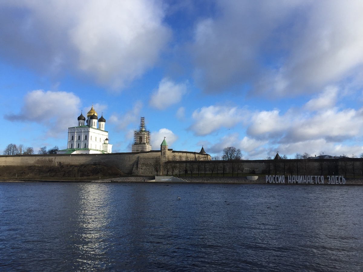 Псковский кром и Давмонтов град с левого, "европейского" берега реки Великой.