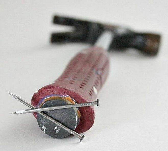 1) Можно закрепить небольшой магнит на рукояти молотка, чтобы гвозди всегда были под рукой. 