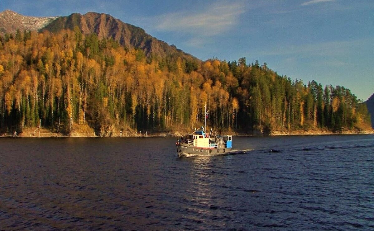 Катер типа "Ярославец" на фоне монументального Саяна кажется крохотной скорлупкой.