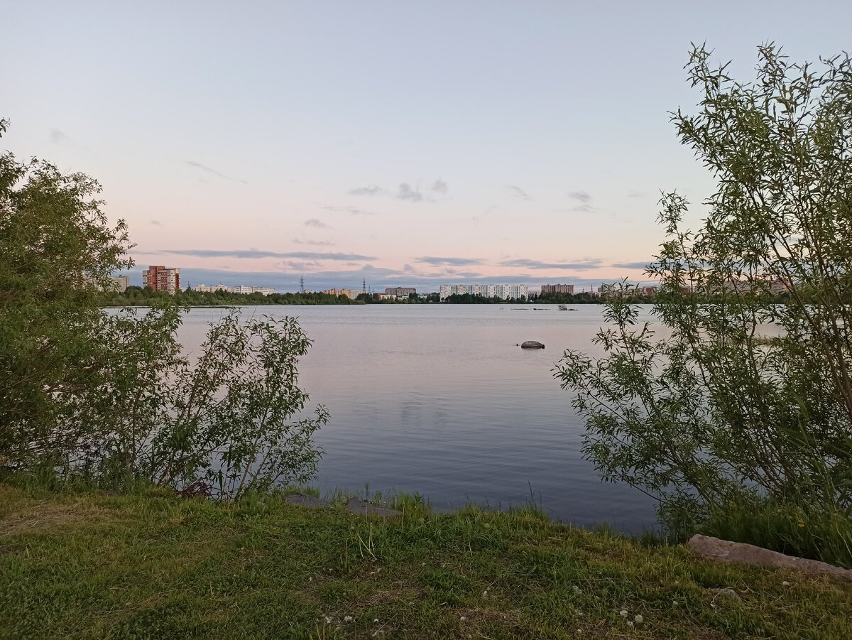 Белые ночи в городе. За окном примерно половина первого ночи, ровно посередине между закатом и восходом