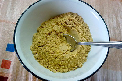 1. В глубокой посуде или небольшую баночку насыпьте сухой порошок горчицы, добавьте сахар и немного соли. Перемешайте все сухие ингредиенты.