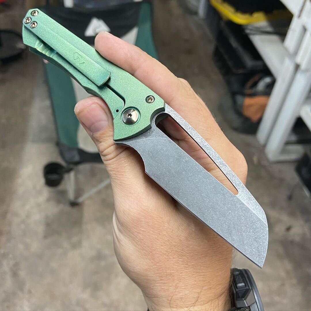 Рукоять - бронза, длина клинка- 7 см, толщина клинка - 4 мм ; клинок из стали Nitro-V с прямыми спусками; Твердость - 61-62 hrc, Общая длина 17,1 см; Вес ножа - 113 г. (листайте слайды).