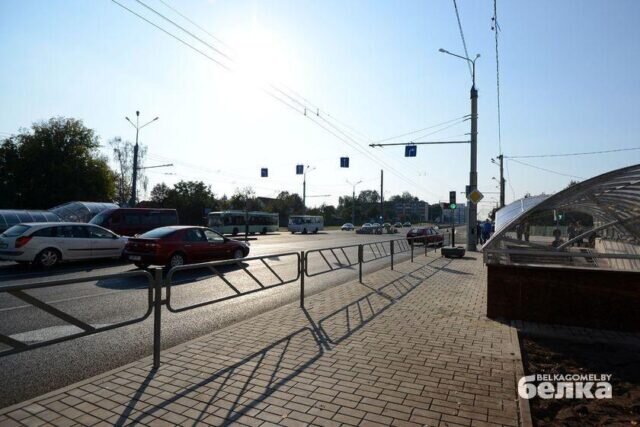 Находясь почти весь рабочий день за рулём, обращаю внимание на пешеходов, которые выскакивают на проез­жую часть очертя голову, даже не глядя в сторону прибли­жающегося транспорта. Пора бы Госавтоинспекции про­вести какое-то рейдовое мероприятие, заставить пешехо­дов отрывать глаза от смартфонов при переходе дороги.Алексей Голотенко.