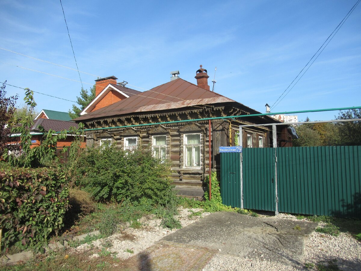 Тула. улица Пионерская (между улицами Л. Толстого и Морозова). Уголок  частного сектора среди многоэтажной застройки | ПАНТОГРАФ | Дзен