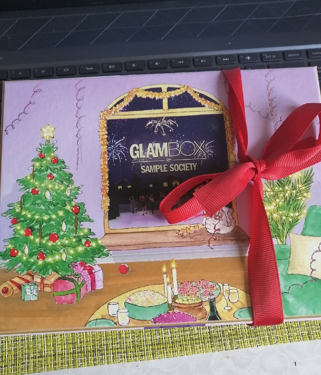 Вот такая очаровательная коробочка с елкой и котиком 