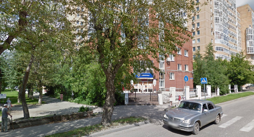 Красное кирпичное здание и есть та самая "контора". Слева от него — Динкин сквер, правда еще без ремонта — это скриншот с сервиса Google Maps, а они что-то не обновили "панораму улиц"