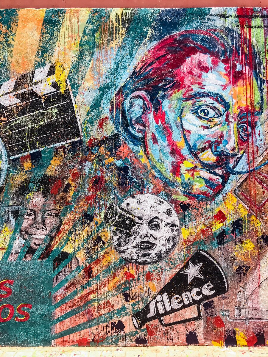 Граффити на входе в музей Atlas Studios, Уарзазат, Марокко