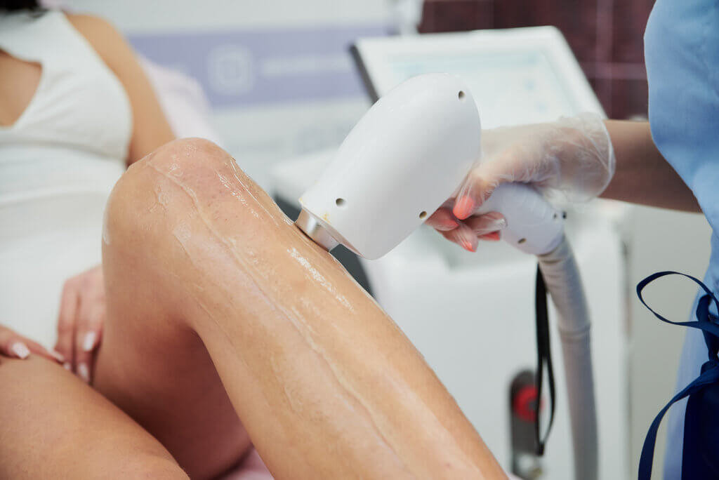 Ресурс: https://epicenter.moscow/lazernaya-epilyaciya-pri-mesyachnih/