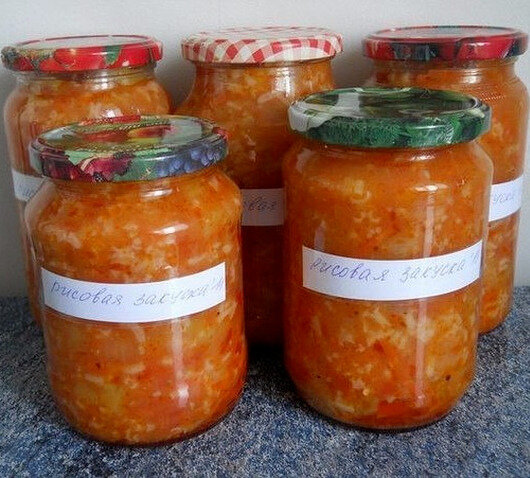 Уже много лет мы делаем рисовую закуску. Это достаточно сытный гарнир к мясным блюдам, ведь помимо овощей в закуске есть рис. Делюсь с рецептом стеми, кто ещё такое не делал. 