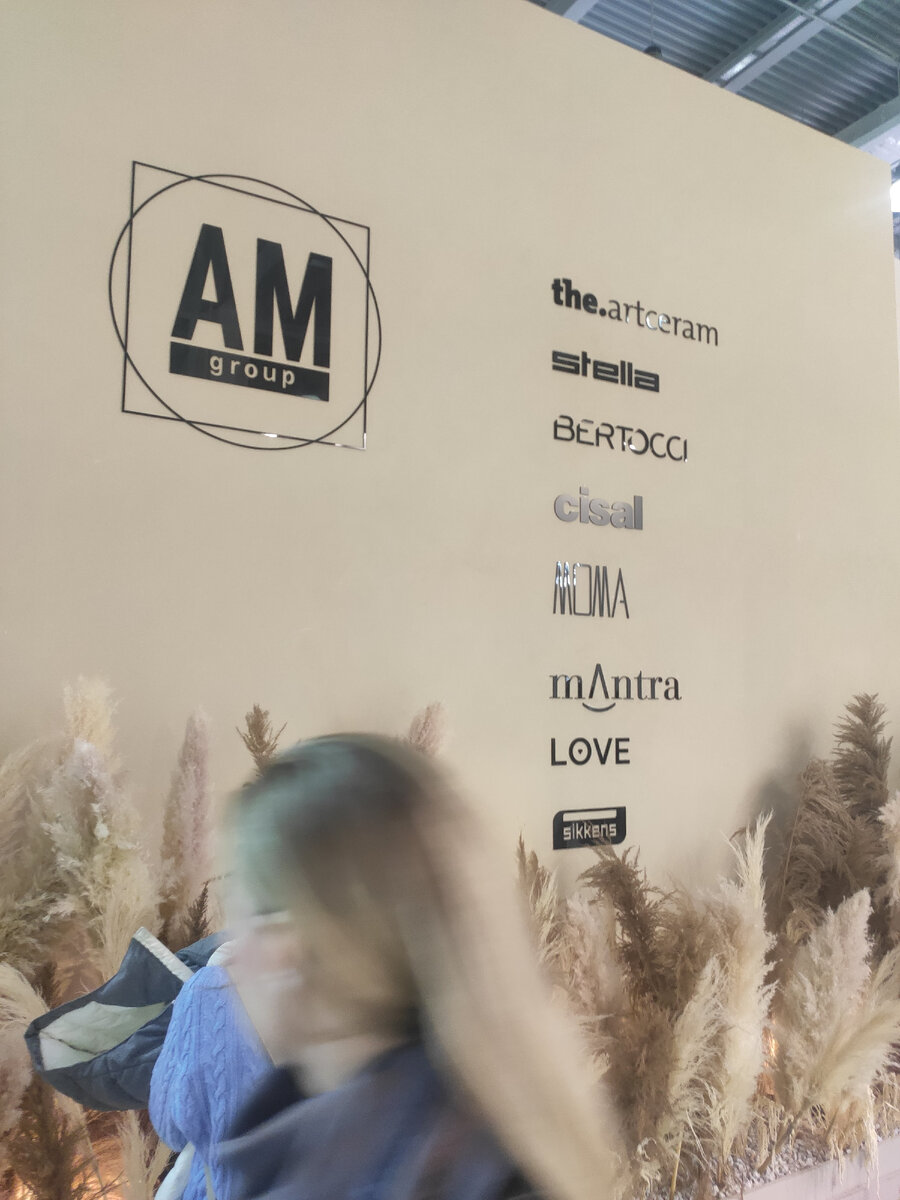 Самый яркий стенд "AM group", где собраны 6 экспозиций ванных комнат известных дизайнеров.  