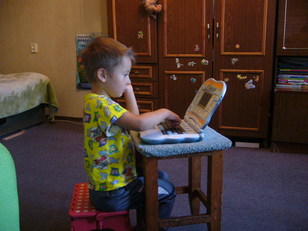 Петя с развивающим детским планшетом (5 лет)