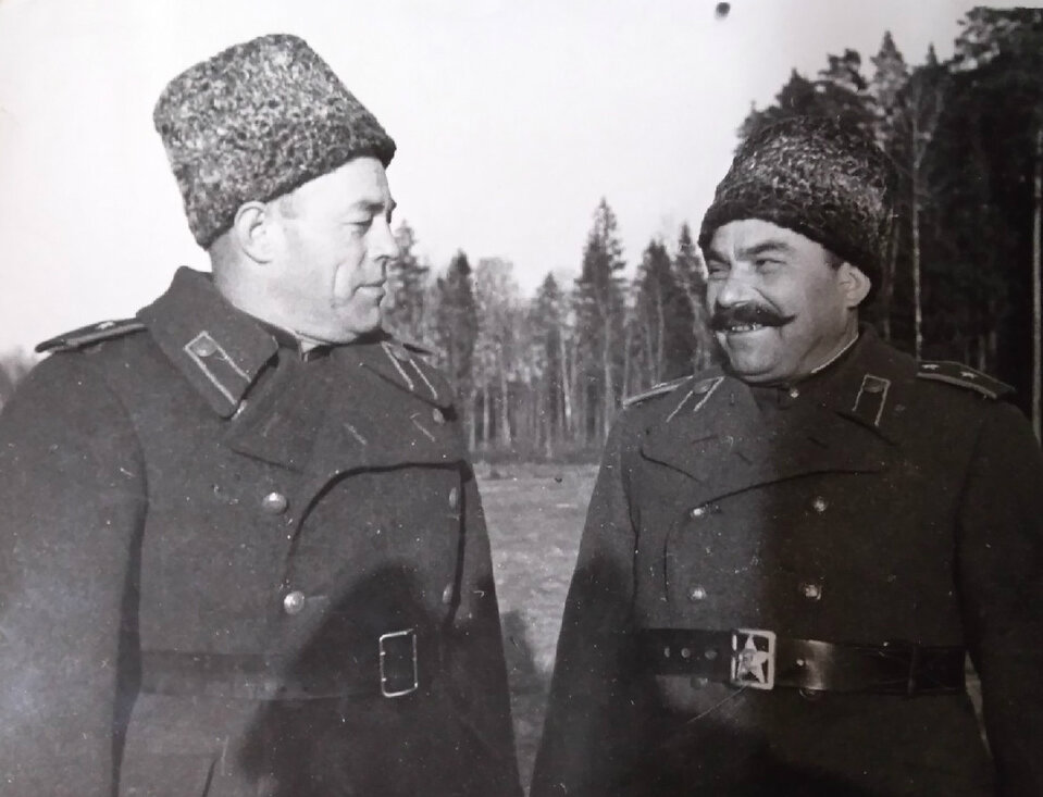 Генерал-лейтенант танковых войск В. М. Баданов (справа) и генерал-майор танковых войск В. Г. Гуляев. Зима 1943 года