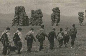 Туристы дошли пешком до столбов Маньпупунёр