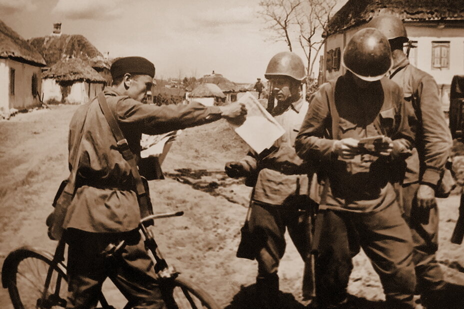 Фронтовой почтальон. Источник фото: https://warspot.ru/12562-vam-pismo/images?name=%2F000%2F063%2F847%2Fcontent%2F14-23e85a34d9168eaa295514dc48e83916.jpg