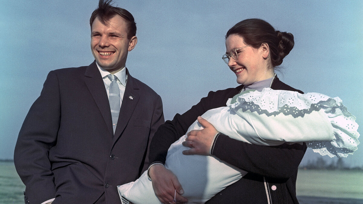 Гагарин был не только первооткрывателем космоса и национальным героем, но и признанным красавцем. Его жена Валентина прожила с ним в браке всего 10 лет, но верность хранила ему до самой смерти.