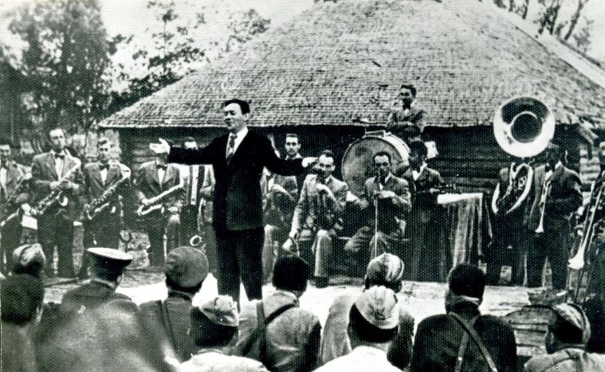 Леонид Утёсов с оркестром на фронте 1942 год. Яндекс картинки. 