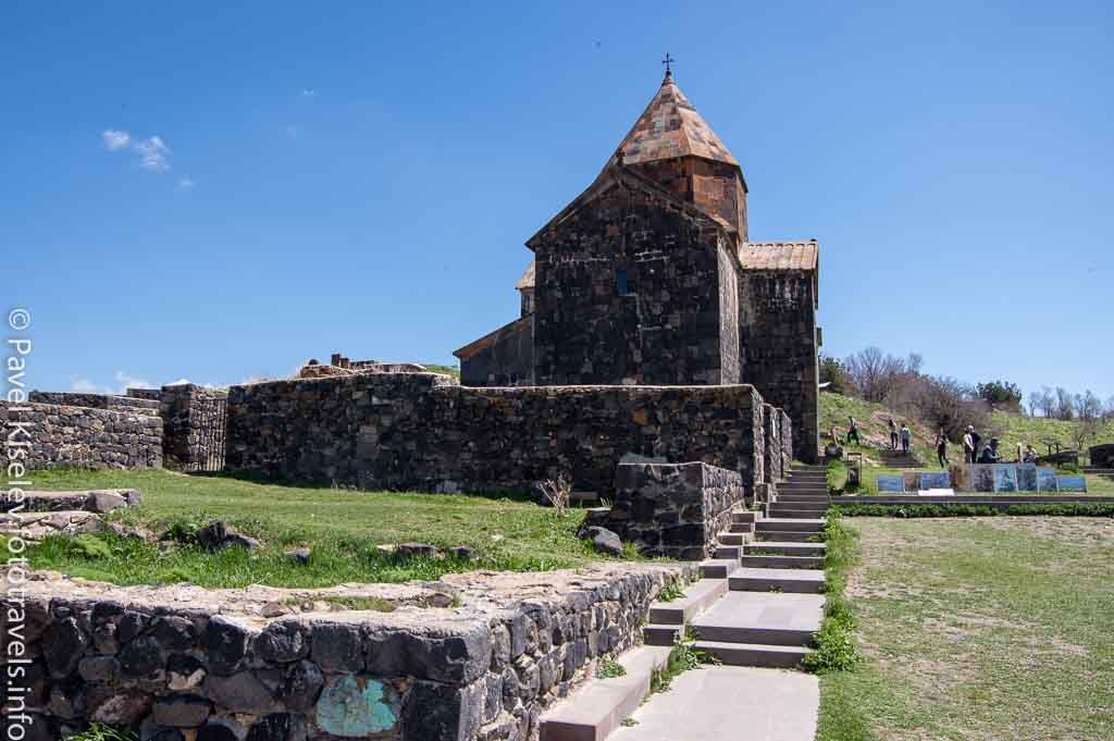 Очередной день, очередные приключения в Армении. На этот день запланирована поездка сначала на озеро Севан, к монастырю Севанаванк, а уже оттуда в Дилижан.-2