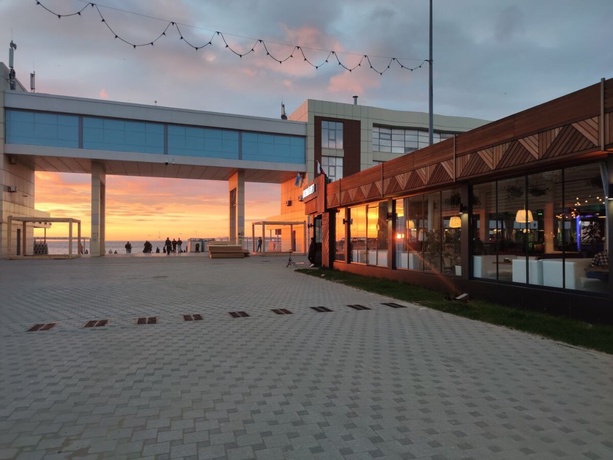 Панорамная веранда ресторана Ласковый берег-1 на набережной в городе Анапа.