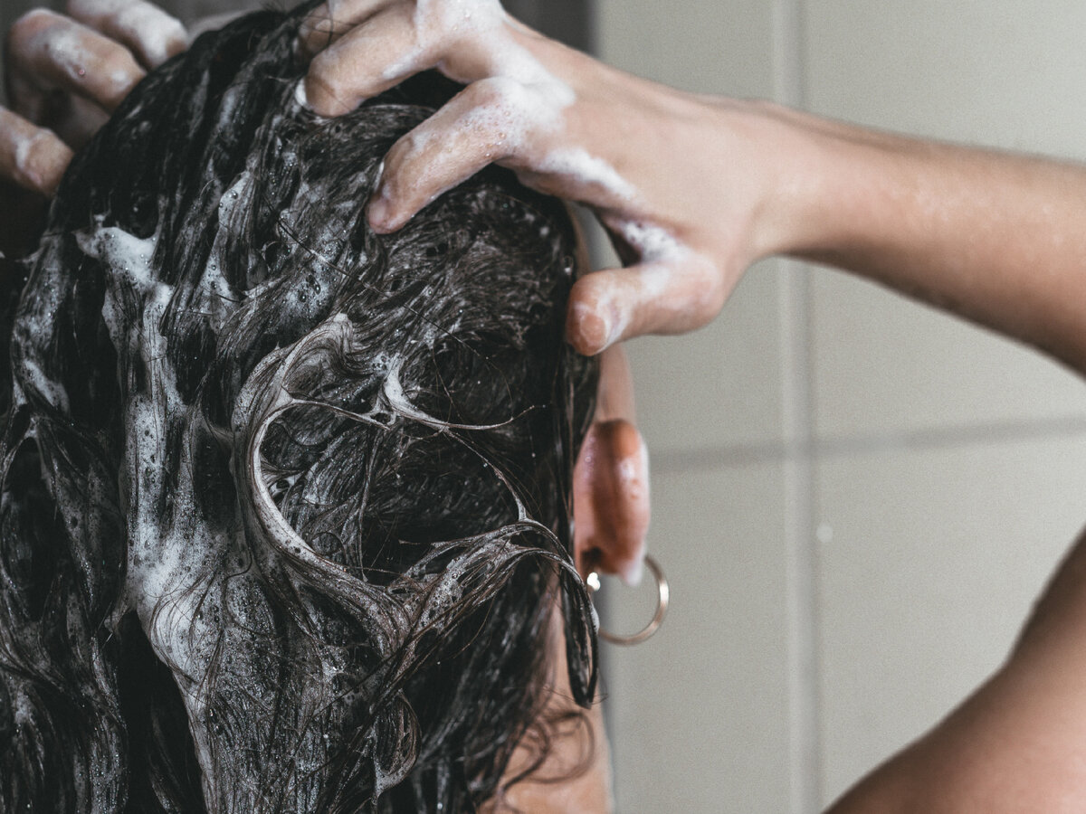 Гелем можно мыть волосы. Можно ли мыть голову каждый день. Мытье с шампунем борзая. Мою голову каждый день. Если мыть голову каждый день что будет с волосами.