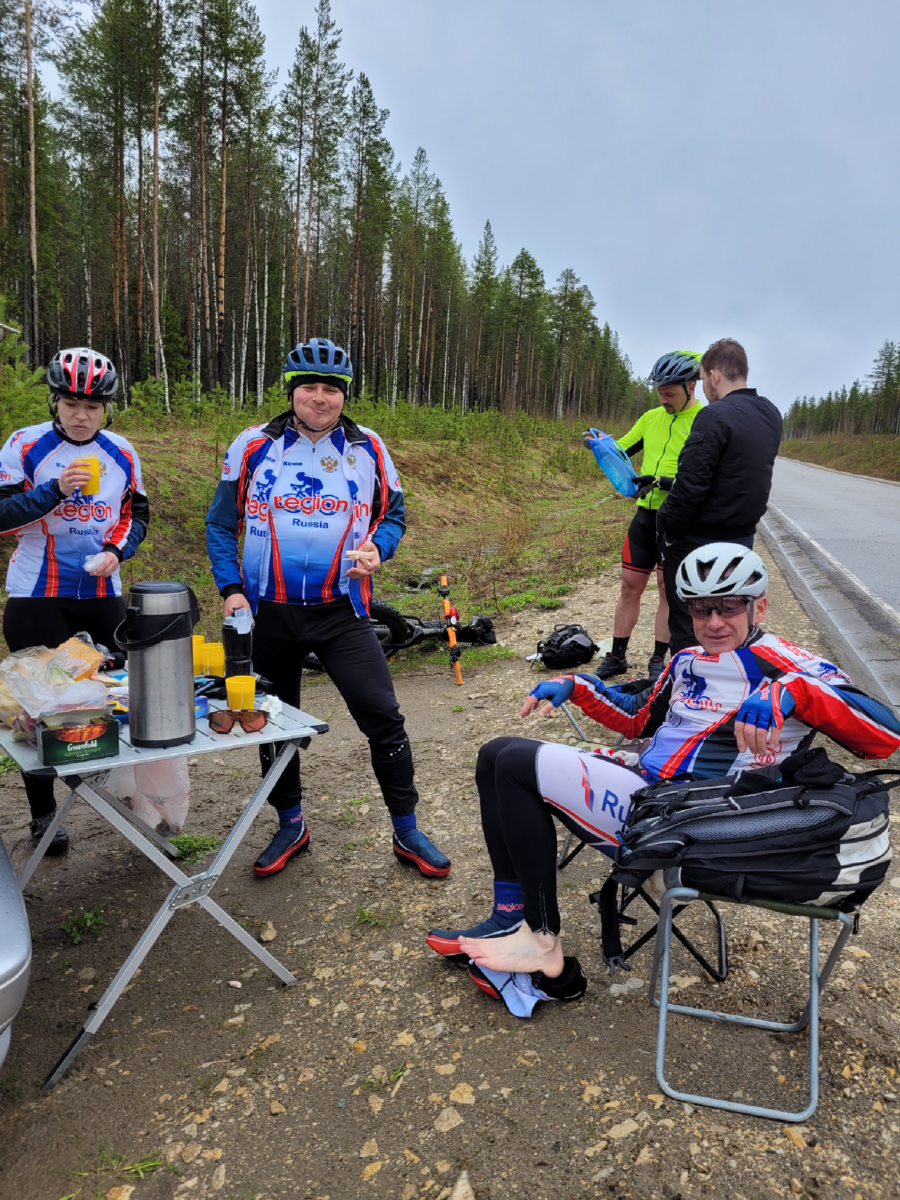 Потому что сухие ноги - это главное и основное. Хоть и недостижимое.