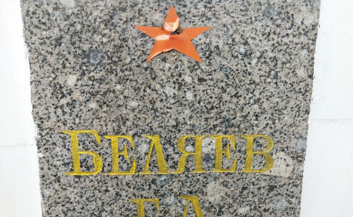    В Курске на мемориале испортились звёздочки из самоклейки на гранитных плитах