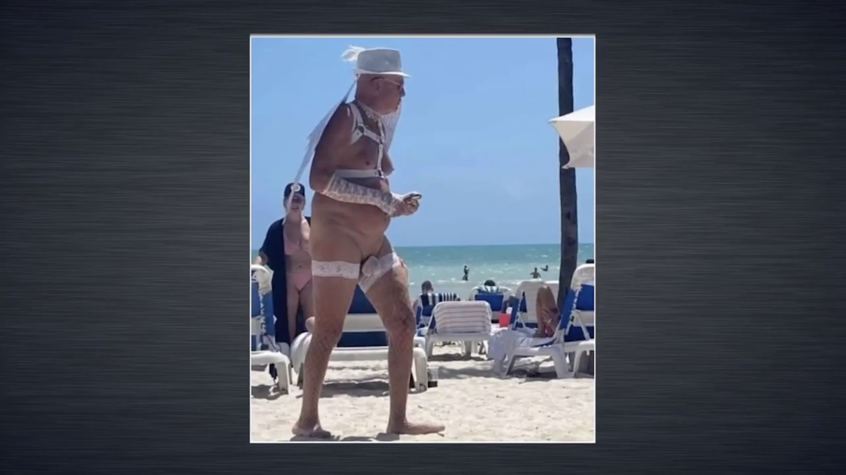 ютуб. Клаус Шваб на пляже.