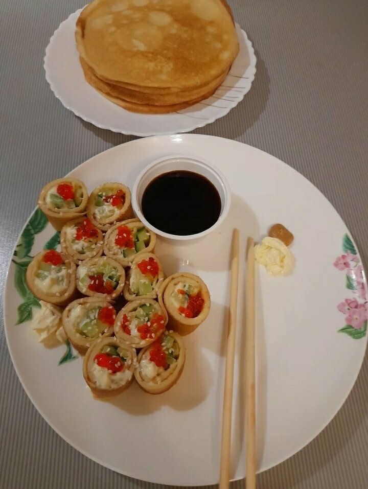 А это домашние из блинов творожного сыра икры и огурчиков, очень вкусно