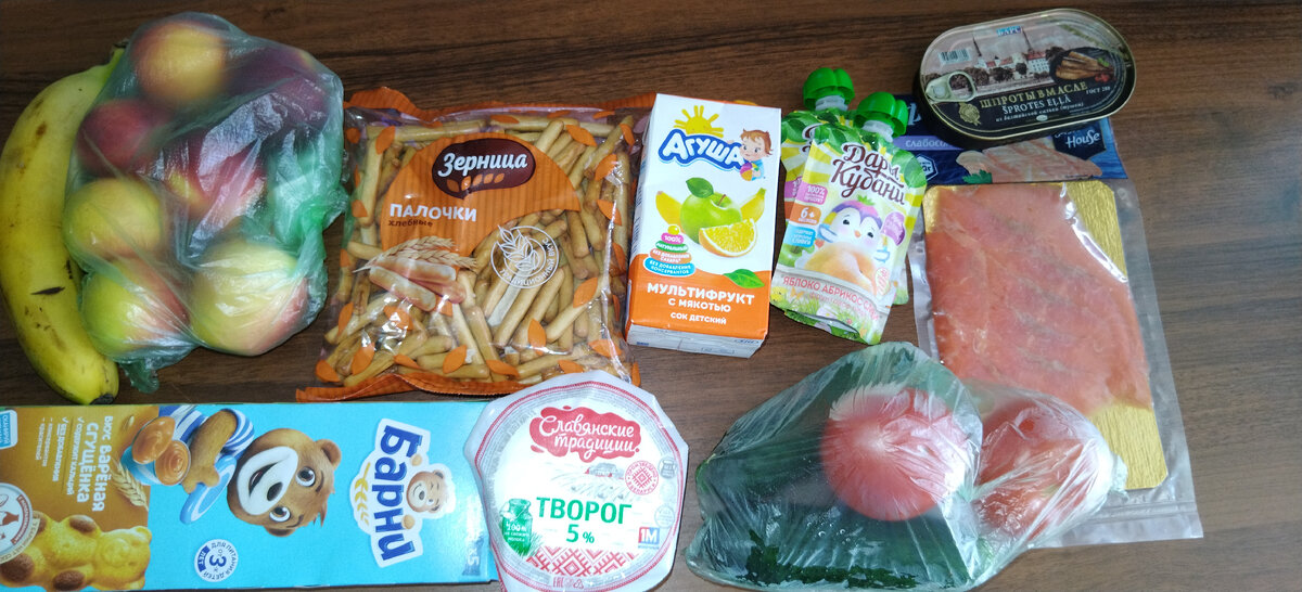 Ещё бабушка передала 4 кусочка сливочного масла и куриные крылышки. Бананов было больше, часть уже съели) 