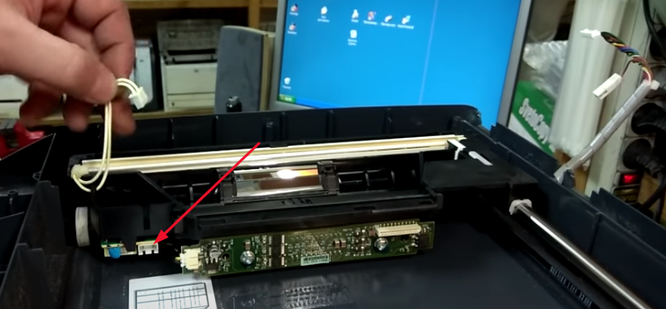 Почистим корпус сканирующей линейки изнутри при помощи сервисного пылесоса