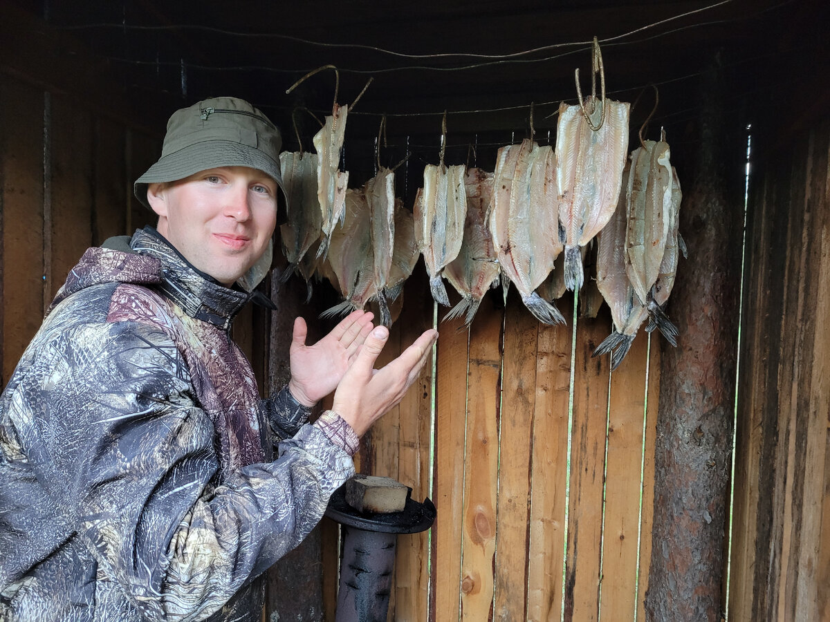 Сколько коптить рыбу холодного копчения? Нужно видеть её качество, в которых будет происходить процесс, однако в среднем такая готовка занимает 1, 2 суток.