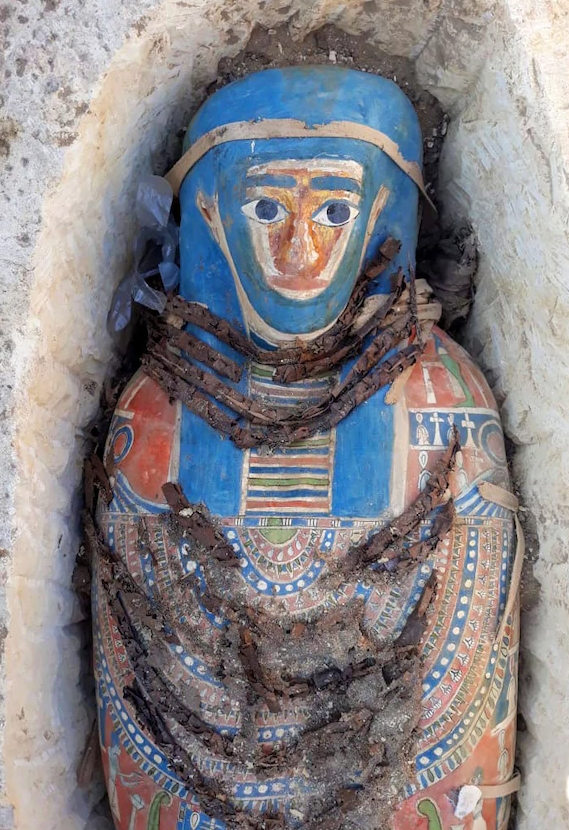 Недавняя находка выявила красочные мумии с украшениями, которым исполнилось 2500 лет.