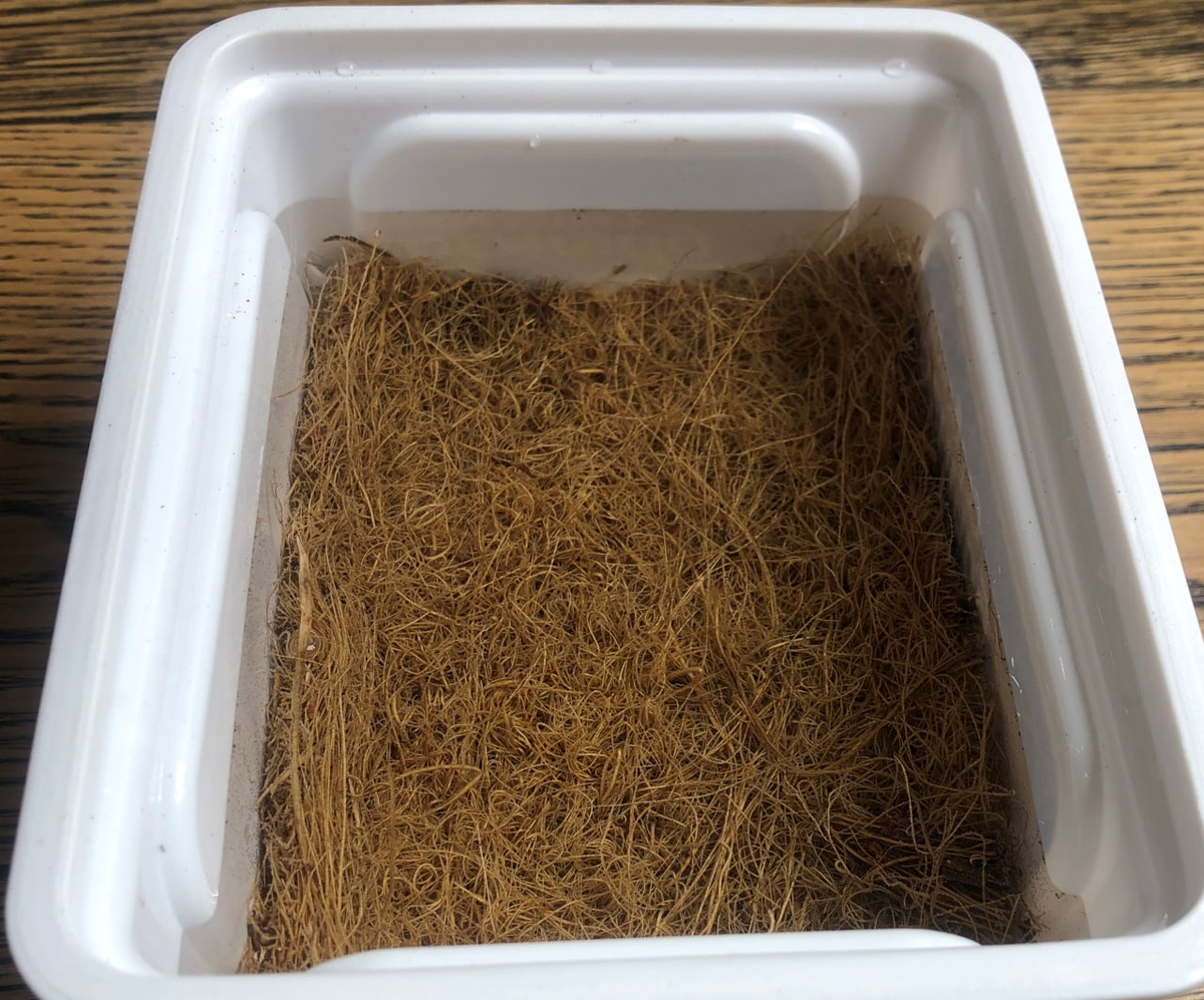 Кокосовый коврик я замачивал в воде примерно на 40 минут, затем воду сливал.