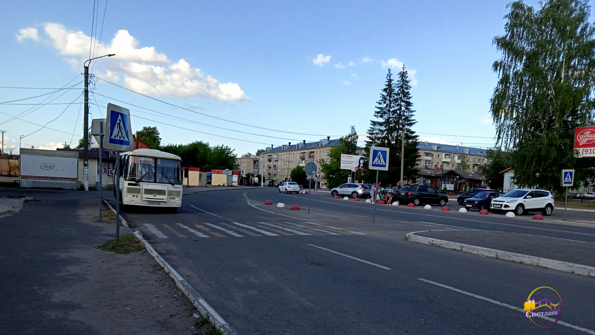 площадь возле вокзала и городской автобус
