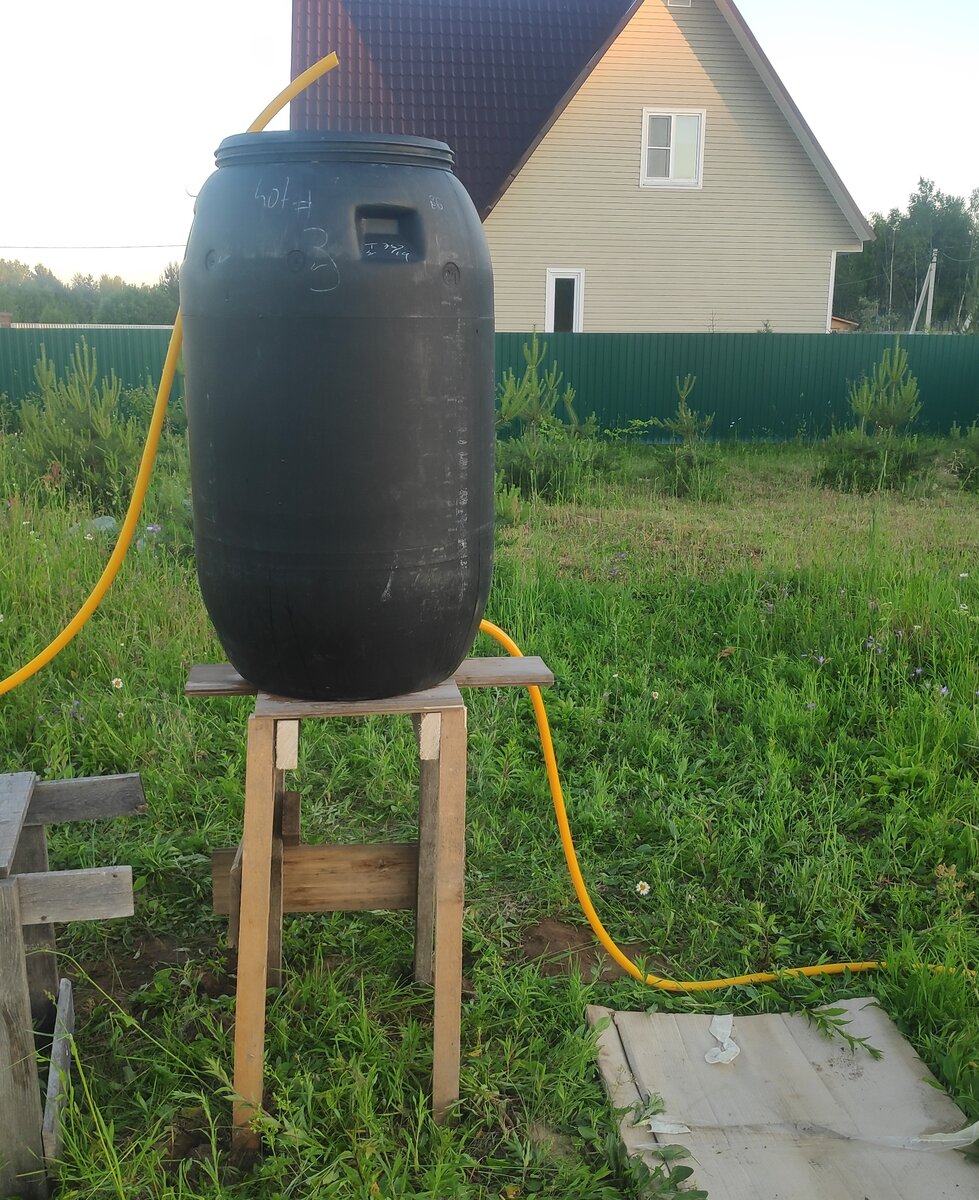 Сейчас я уже просверлил в бочке сверху отверстие под диаметр шланга, и потому бочка закрыта крышкой, так в нее не падают всякие насекомые. Кстати, картонка на земле - это место ещё одной будущей грядки. Под картоном сорняки перемрут, сверху насыпем мульчи, земли и добавим бортик.