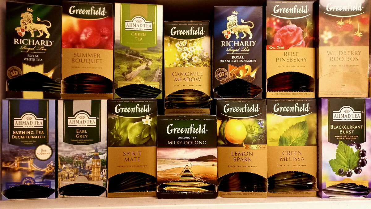 Это мои любимые чаи, они занимают целую полку.