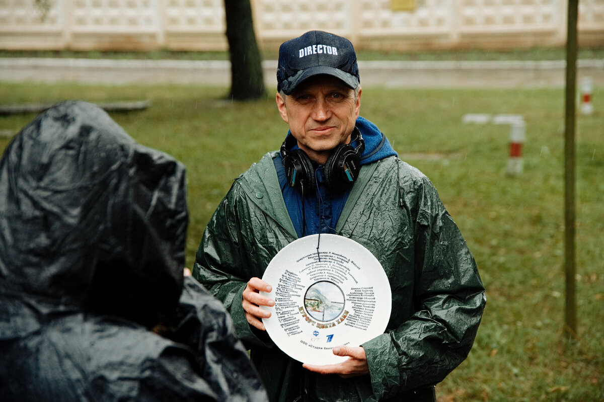 Режиссер Александр Карпиловский по традиции разбивает в начале съемок тарелку