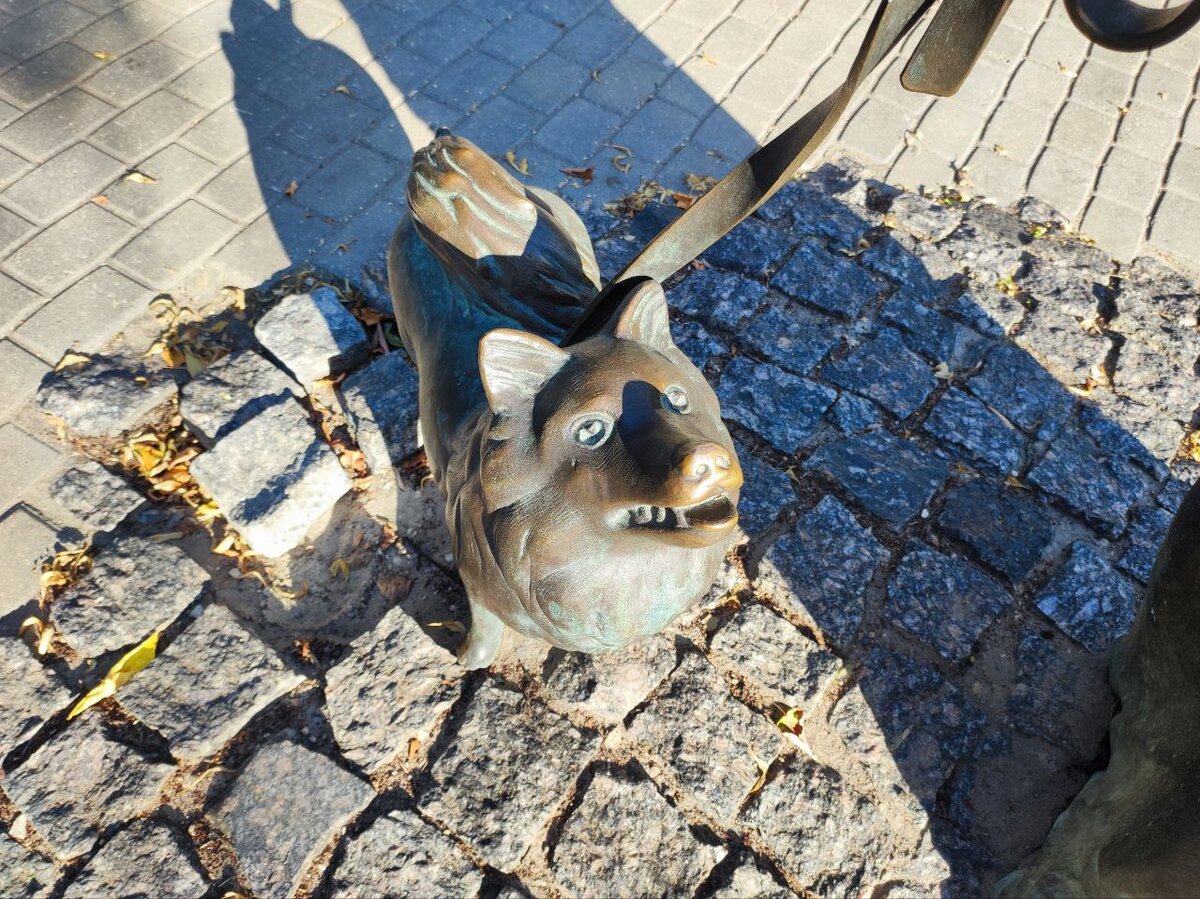 Собачка. Скульптура «Дама с собачкой» в Серпухове. Источник — dzen.ru/pa_myatnik