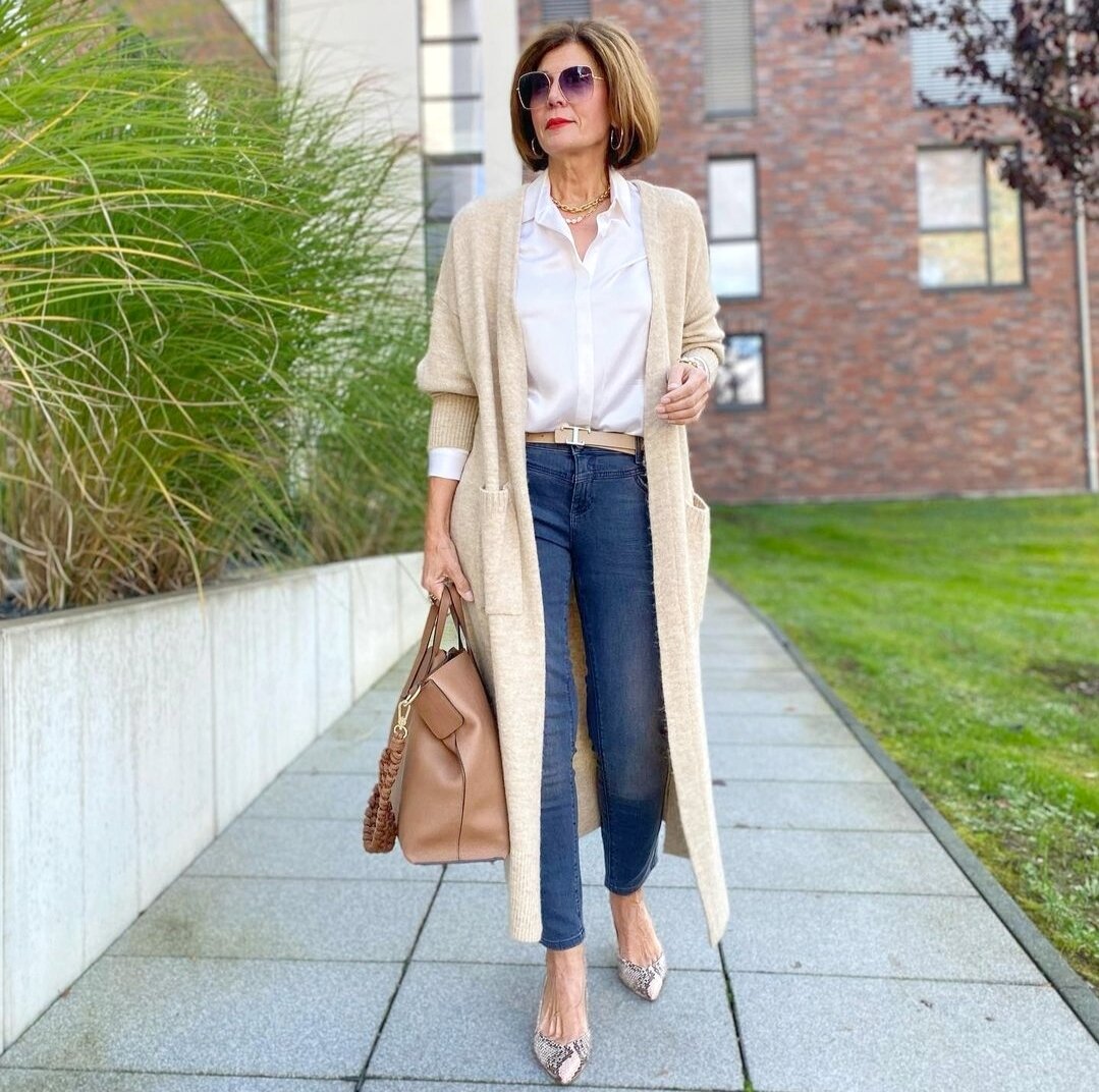 Темные джинсы