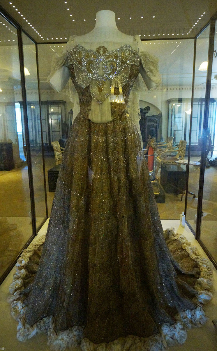 Оригинальное платье павлина бережно хранится в стеклянной витрине в доме семьи Керзон в Англии.