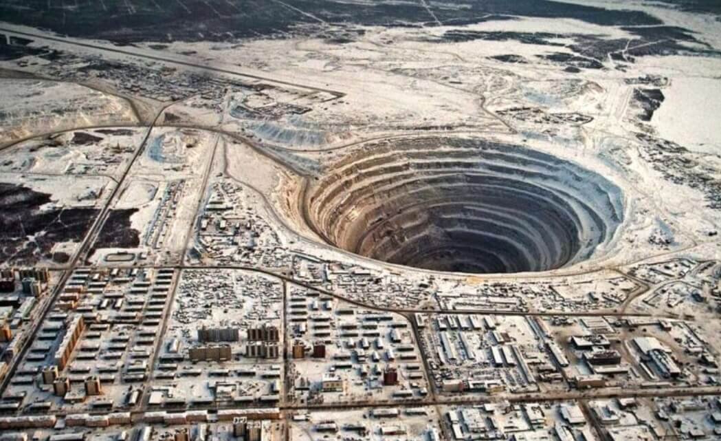    Огромный кратер в городе Мирный