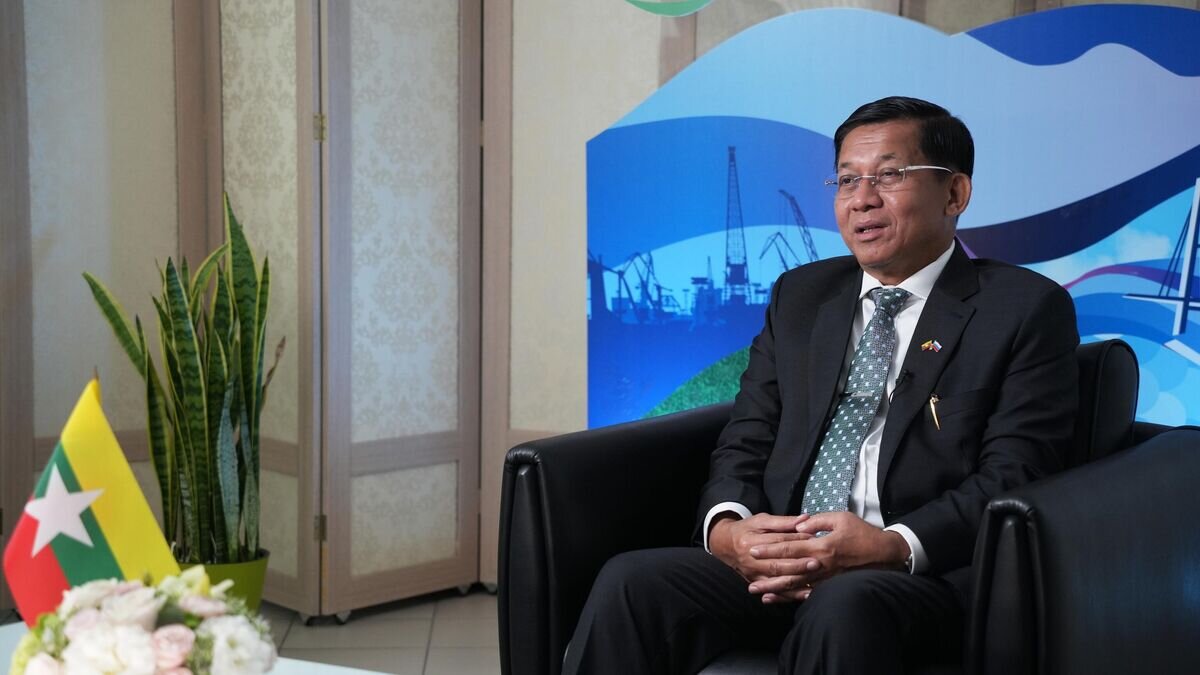    Премьер-министр Мьянмы Мин Аун Хлайн во время интервью на Восточном экономическом форуме во Владивостоке© РИА Новости / Алексей Даничев