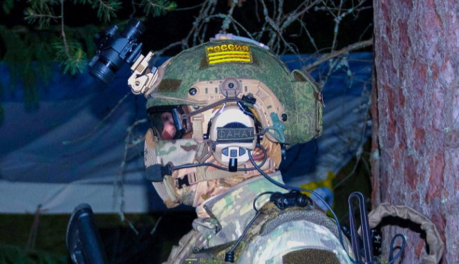 Собсна, прибор на каске, готов к действию.