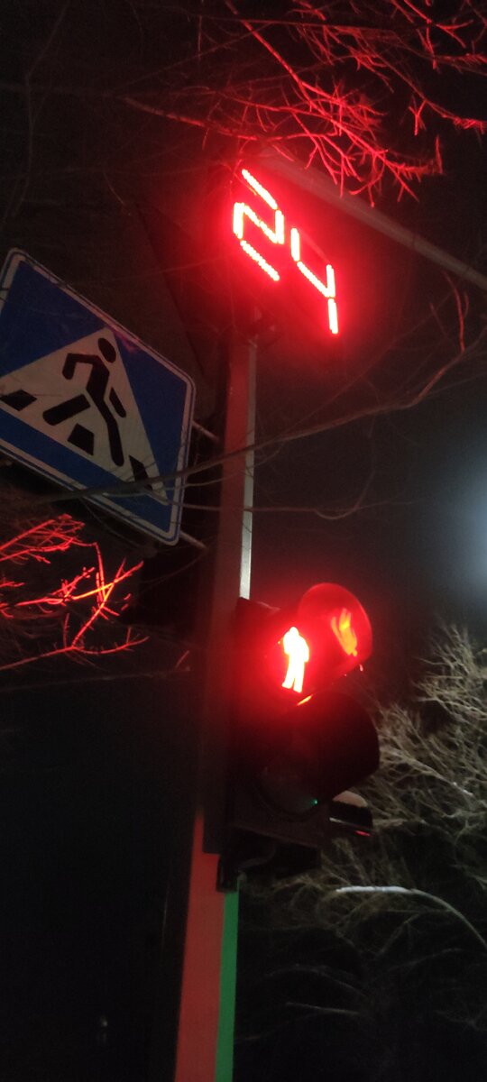 Крепко сжимая руль, я с нетерпением смотрела на красный сигнал светофора. Когда наконец загорелся зеленый, я помчалась вперед, но опять была вынуждена остановиться на следующем светофоре.