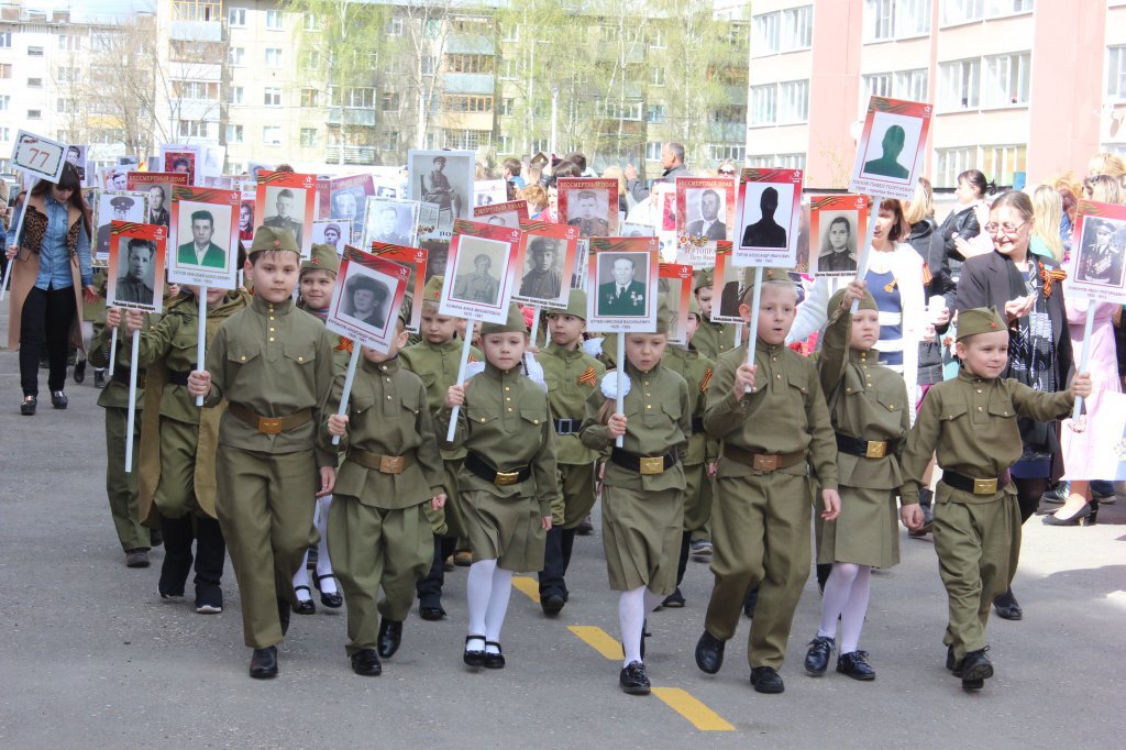 9 мая в дет саду. День Победы в детском саду. Парад в ДОУ К 9 мая. Дети на параде Победы. Дети на параде 9 мая.