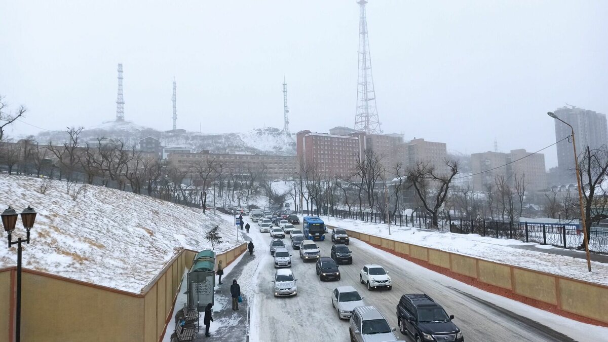 Дальневосточная столица с 2018 года. Снег во Владивостоке. Снежный Покров. Снег на дороге. Сугробы в Японии дорога.